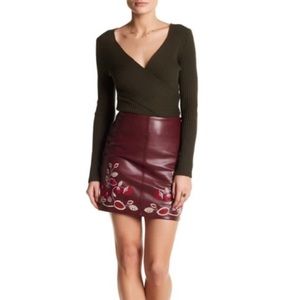 RJC | EMBROIDERED FAUX LEATHER MINI SKIRT | M
